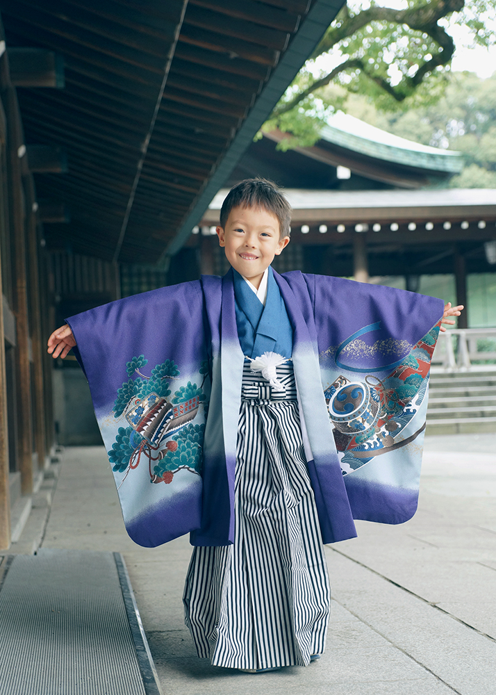 紫色の袴を着た5歳男の子