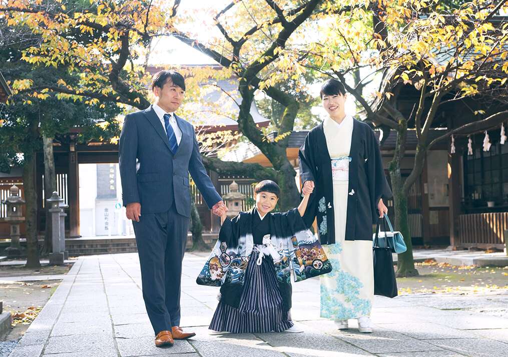 川口神社で七五三の家族