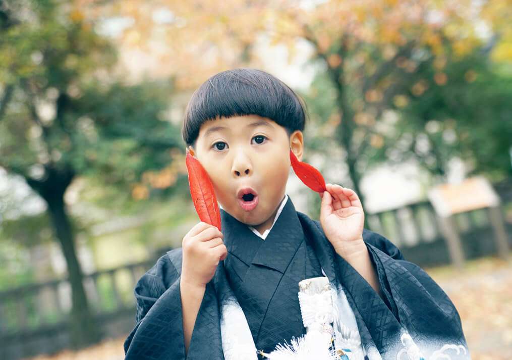 川口神社で遊ぶ男の子