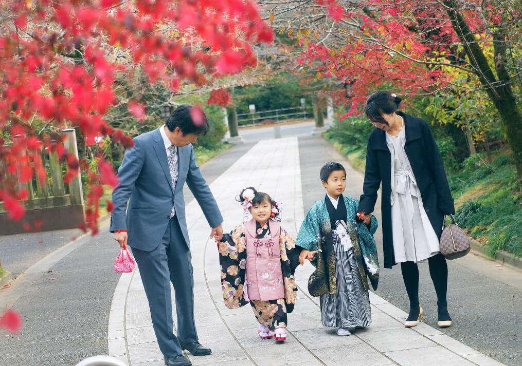 高麗神社の参道を歩く七五三の家族