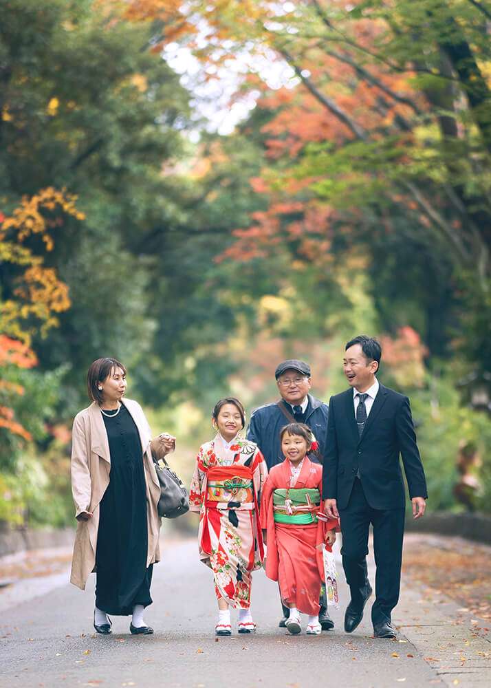 大宮氷川神社の参道を歩く七五三の家族