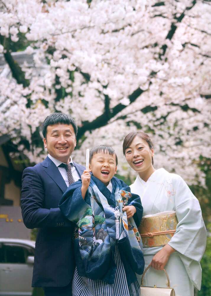 赤坂日枝神社の桜の木の下で七五三