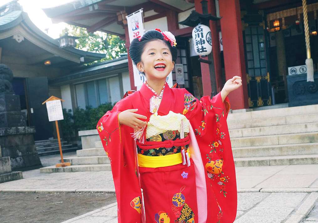 品川神社で赤い着物を着た女の子