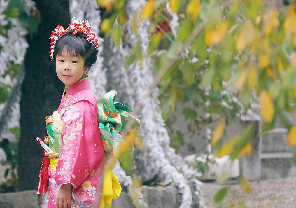 馬橋稲荷神社でピンク色の着物を着た7歳女の子