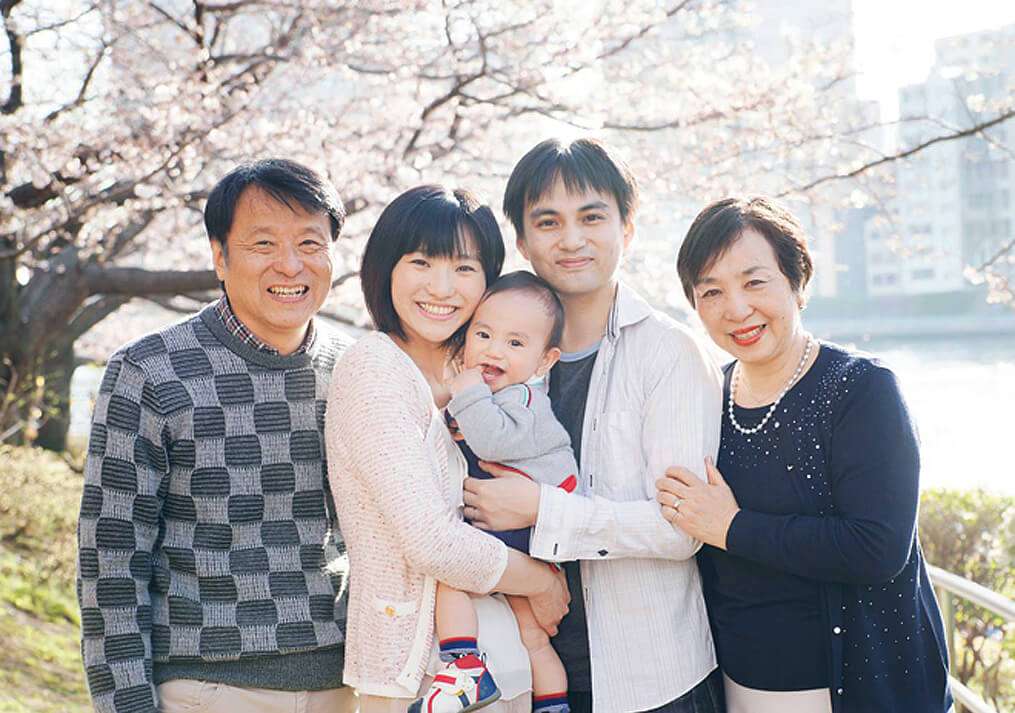 桜の木下で家族写真