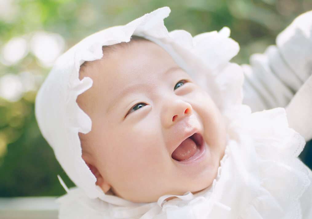 お宮参りの赤ちゃんの笑顔