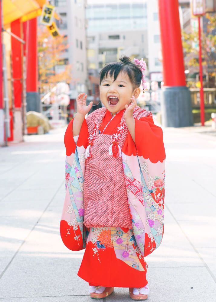 富岡八幡宮の参道を歩く七五三の女の子