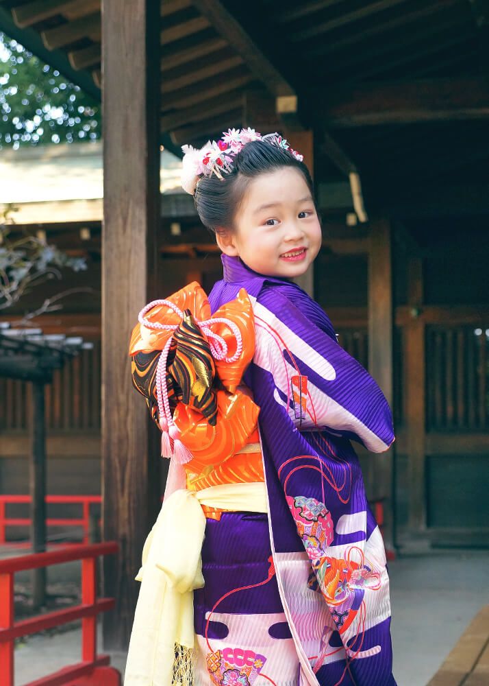 代々木八幡宮で紫の着物を着た七五三の女の子