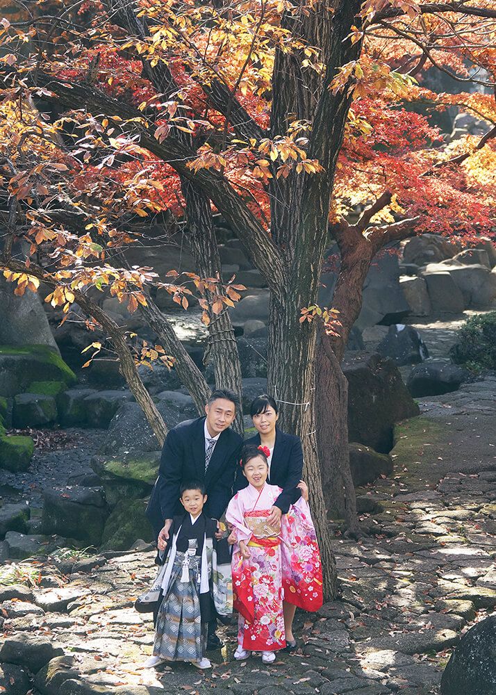 王子神社の紅葉の下で七五三の家族写真