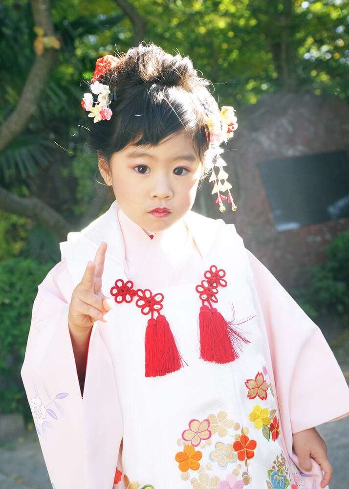 葛西神社の鳥居の前で緊張している様子の女の子