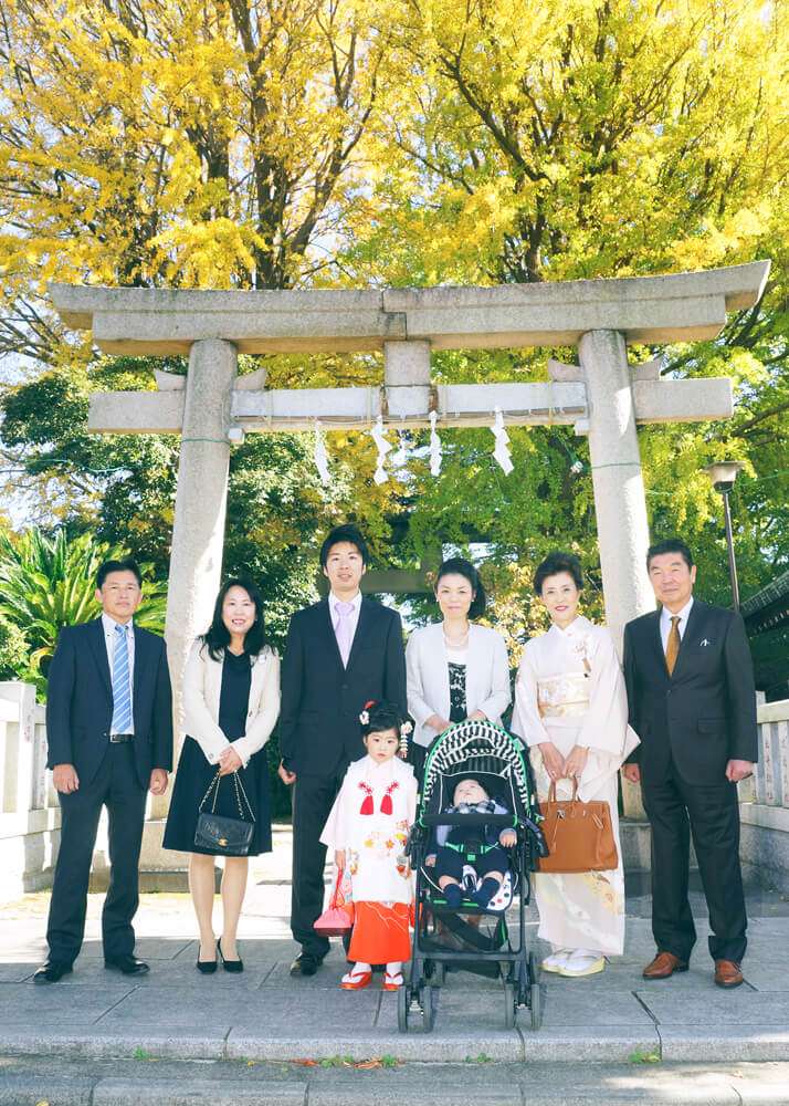 葛西神社の鳥居の前での集合写真