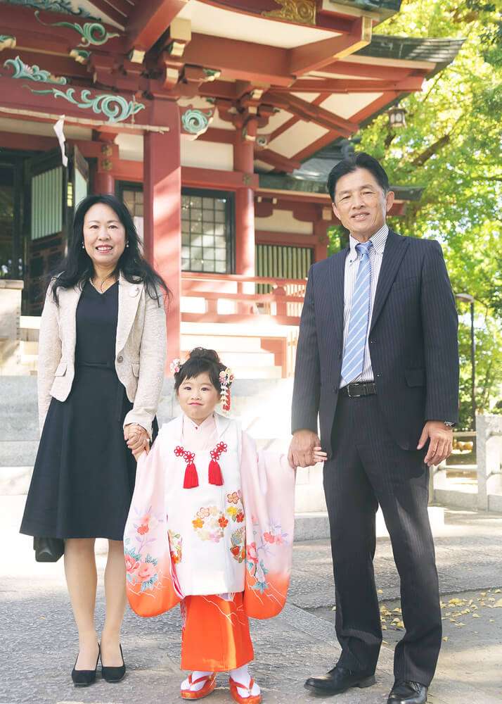 葛西神社の本殿前で祖父母様と歩く女の子