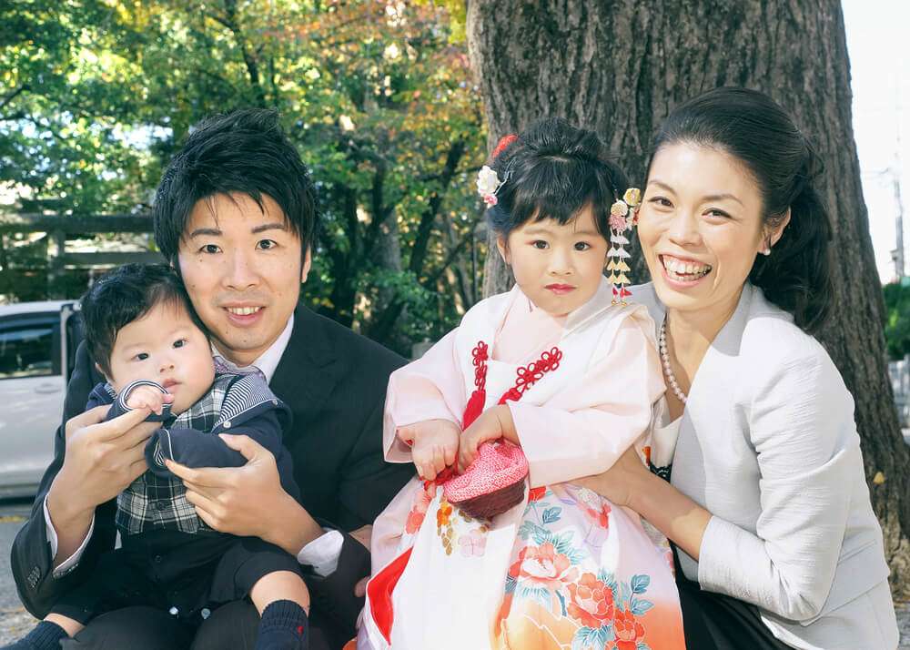 葛西神社の本殿前で七五三の家族写真