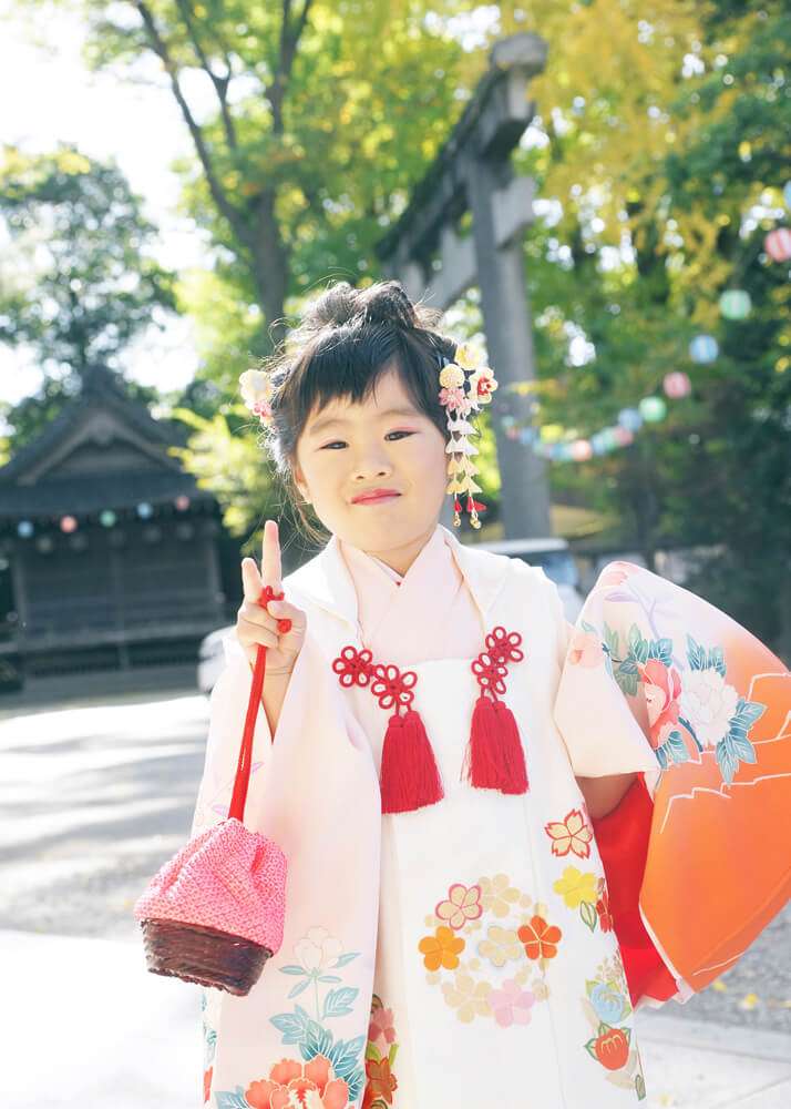 葛西神社の本殿前で三歳の女の子のピース