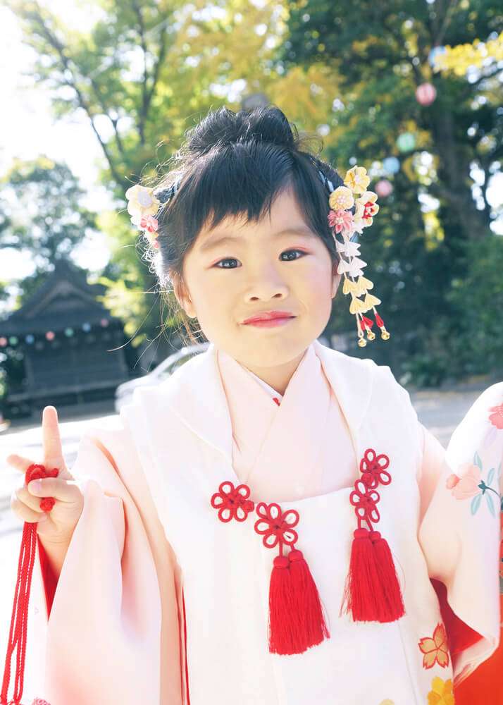 葛西神社で七五三のポーズをする3歳女の子