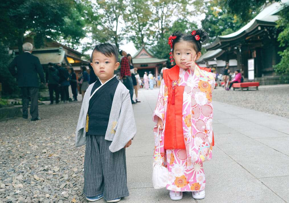 埼玉県川越氷川神社の参道に立つ兄弟