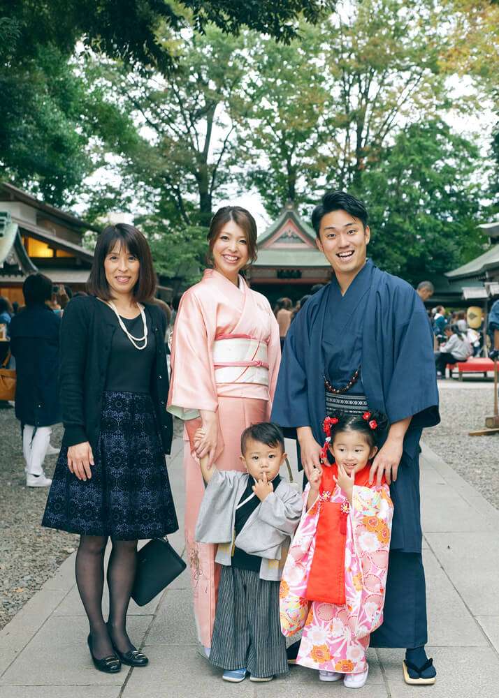 埼玉県川越氷川神社で七五三の集合写真