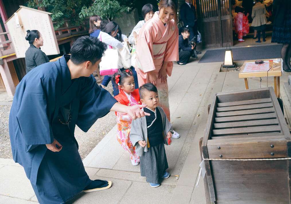 埼玉県川越氷川神社のお賽銭の前に立つ男の子