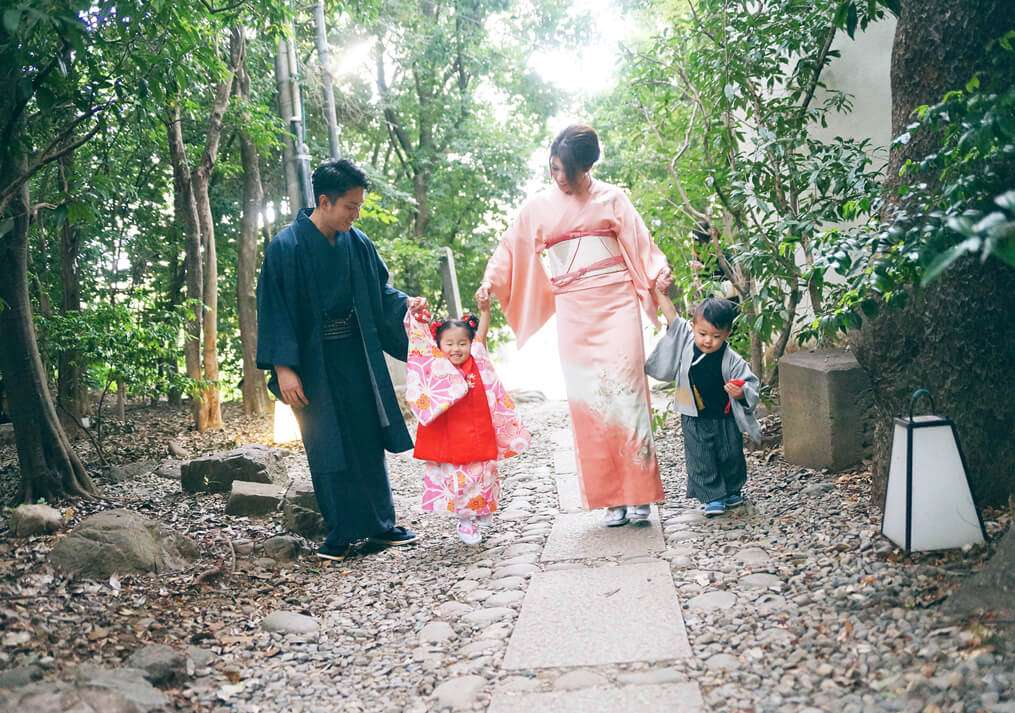 埼玉県川越氷川神社の参道を手を繋いで歩く家族