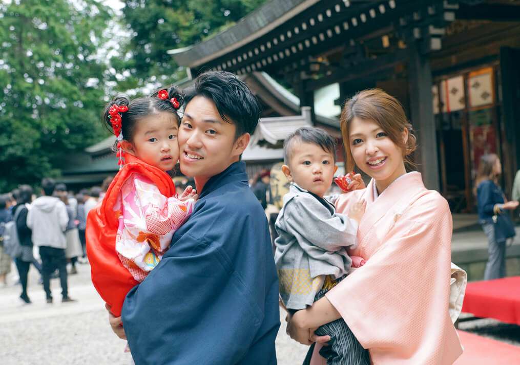 埼玉県川越氷川神社の祈祷に向かう家族