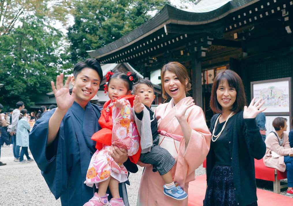 埼玉県川越氷川神社の拝殿の前で集合写真