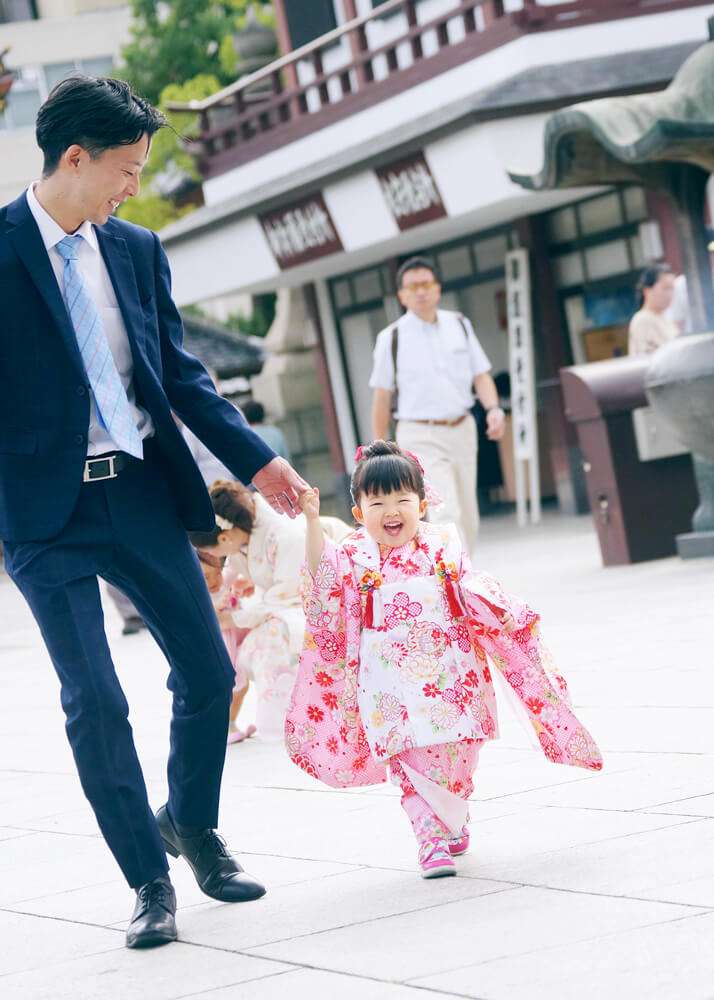 パパと手を繋いで歩くお姉ちゃん