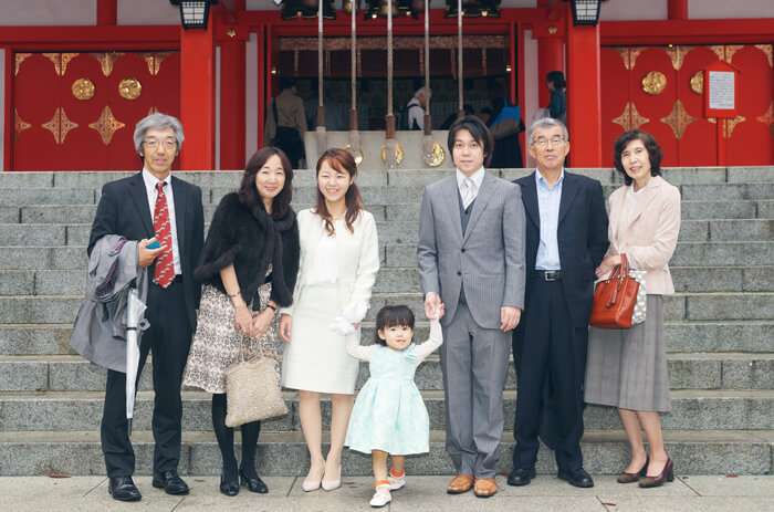 花園神社の本殿の前で七五三の記念写真