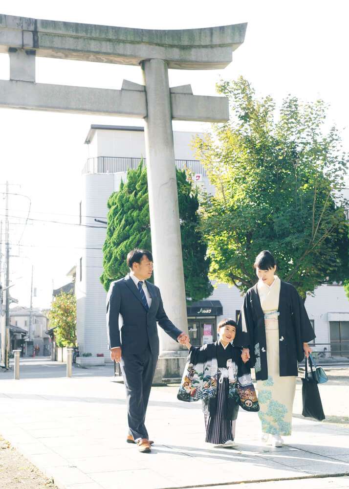 埼玉県川口神社の参道を歩く家族の写真