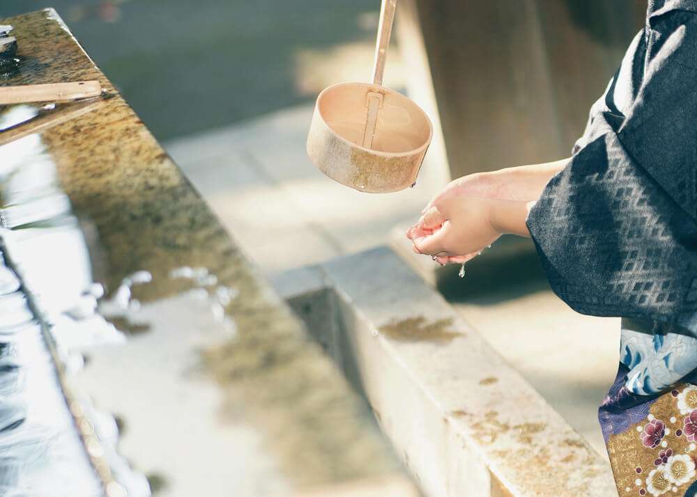 手水舎で手を洗う男の子