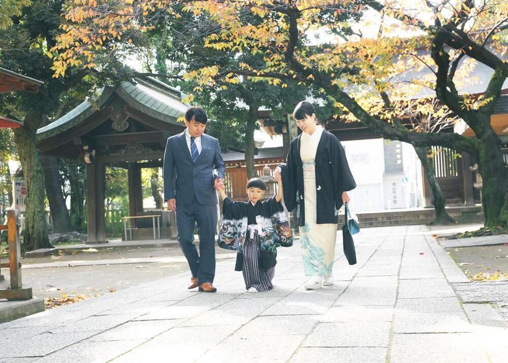 埼玉県川口神社の参道を手をつないで歩く家族