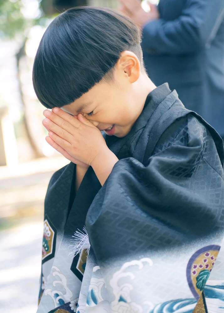 埼玉県川口神社で七五三のお参りをする男の子