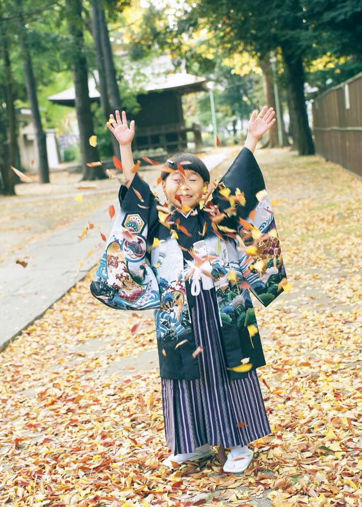 埼玉県川口神社の銀杏の葉っぱを投げる男の子