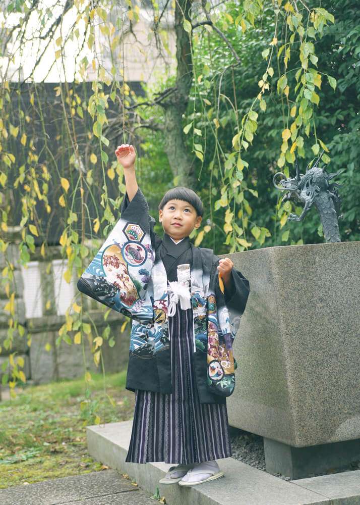 神社で遊ぶ5歳男の子