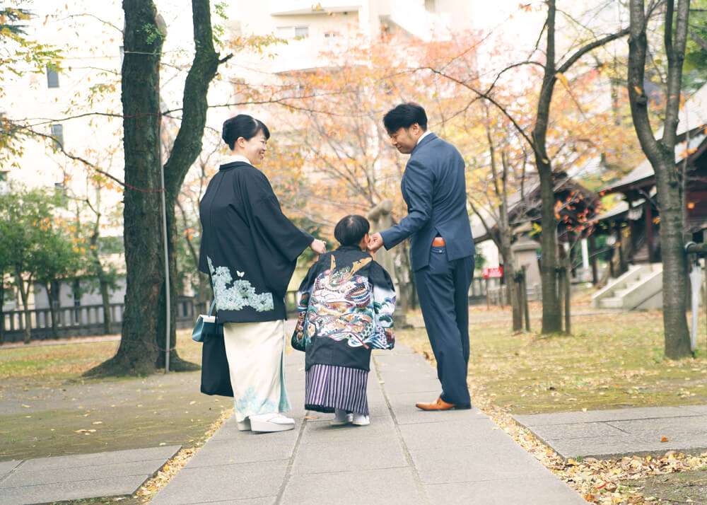 埼玉県川口神社の参道を歩く家族写真