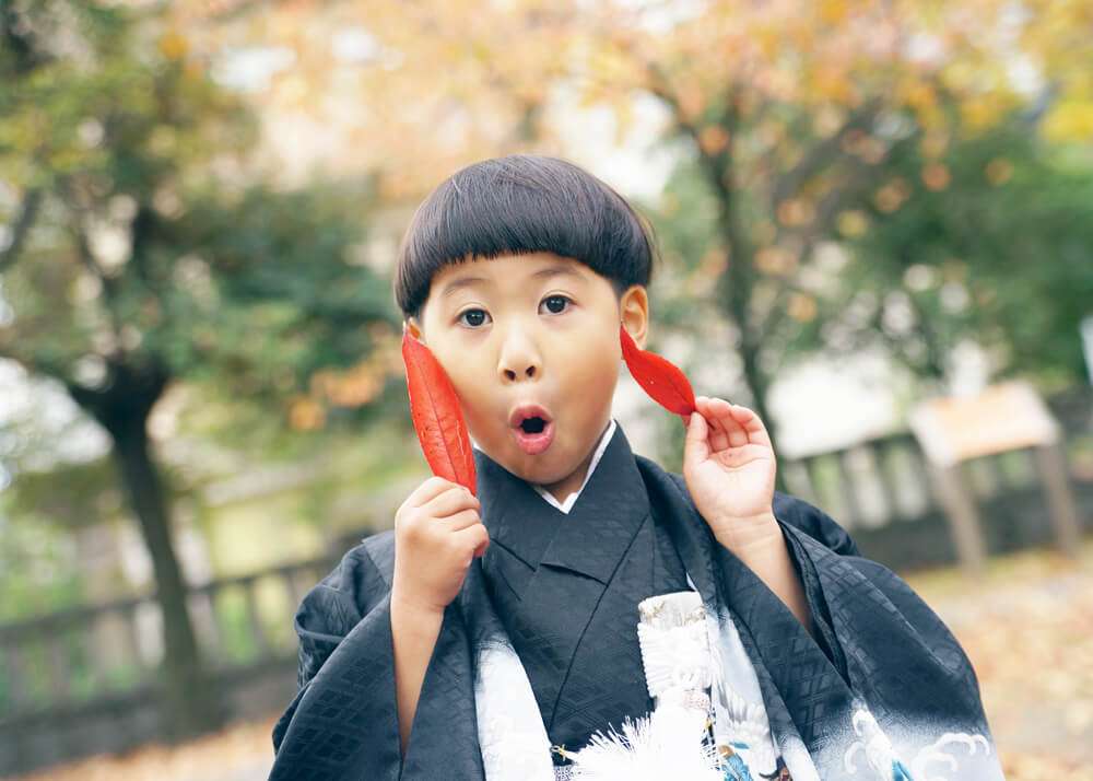 埼玉県川口神社でモミジを拾う男の子