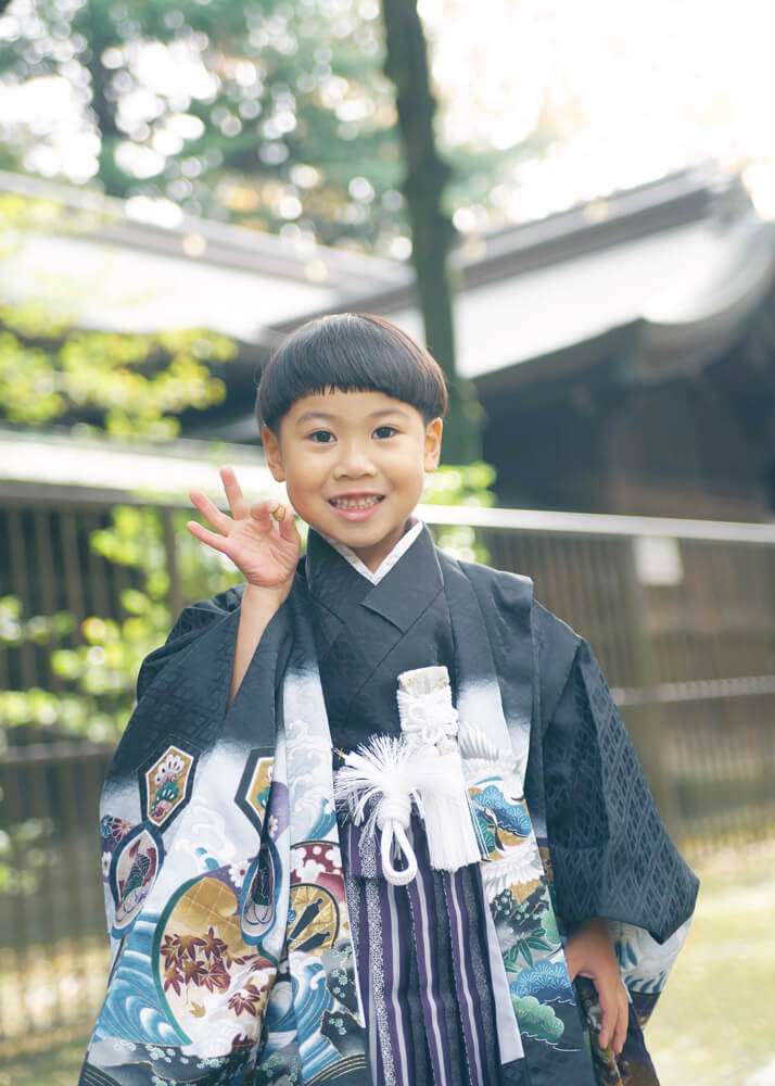 埼玉県川口神社の境内でどんぐりを見つけた男の子の写真