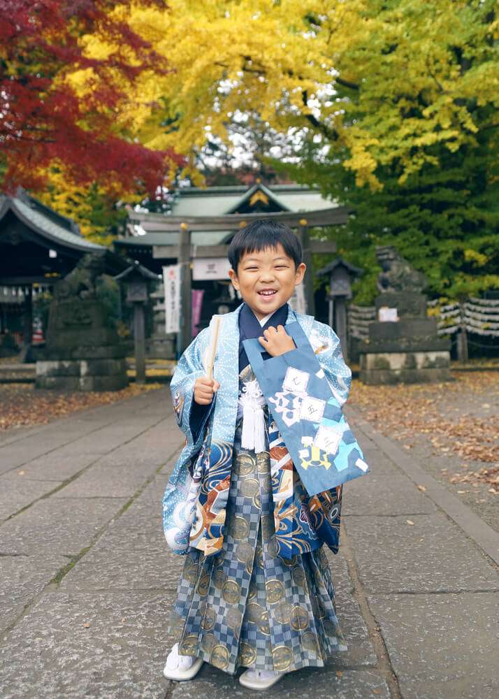 杵築大社の参道に立つ男の子