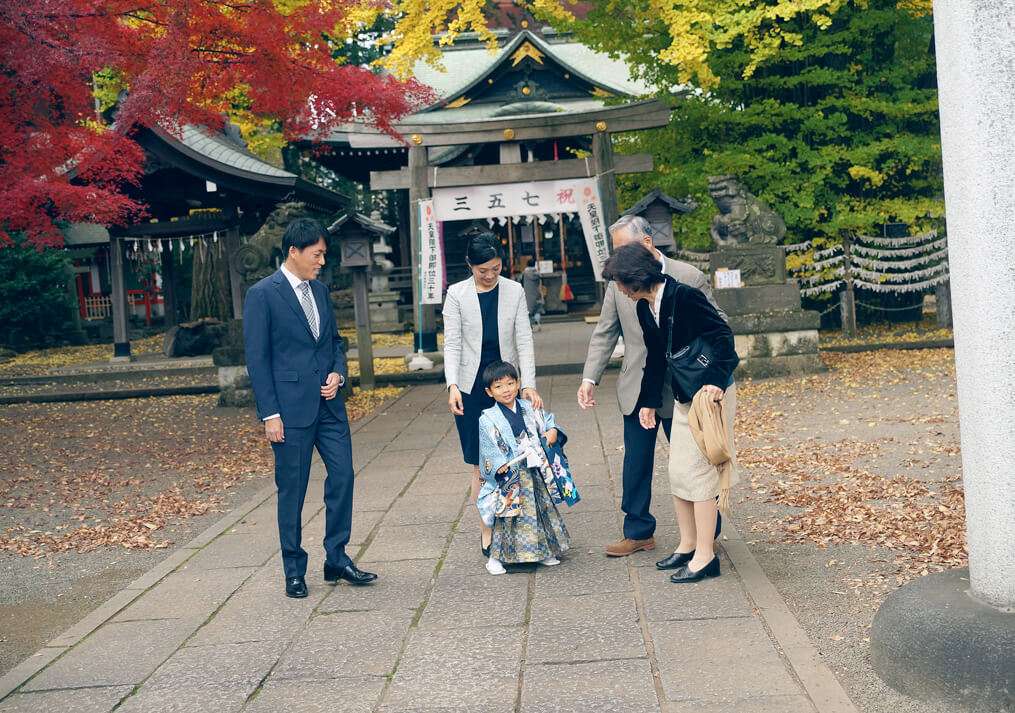 杵築大社の参道で待っている家族