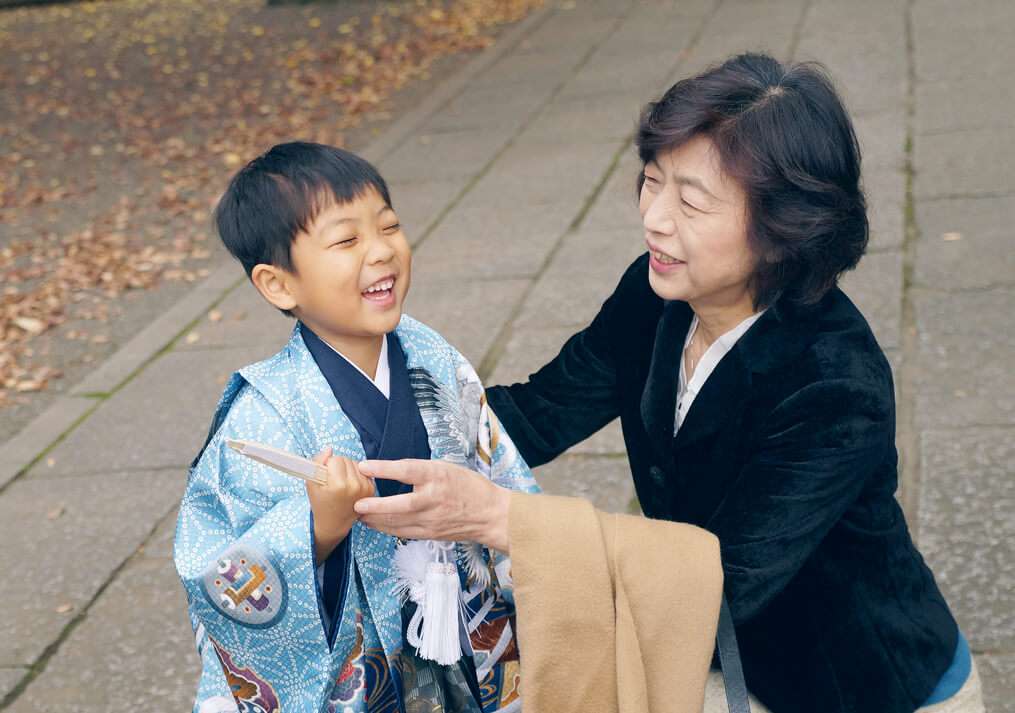 おばあちゃんに着物を直してもらう男の子