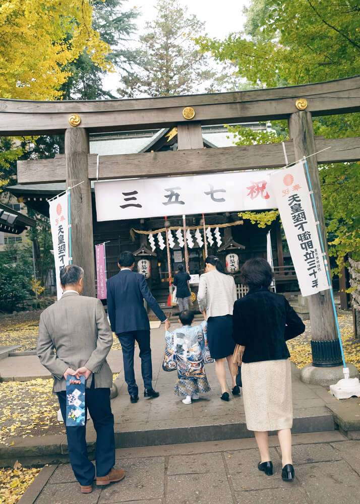 杵築大社の鳥居をくぐる家族