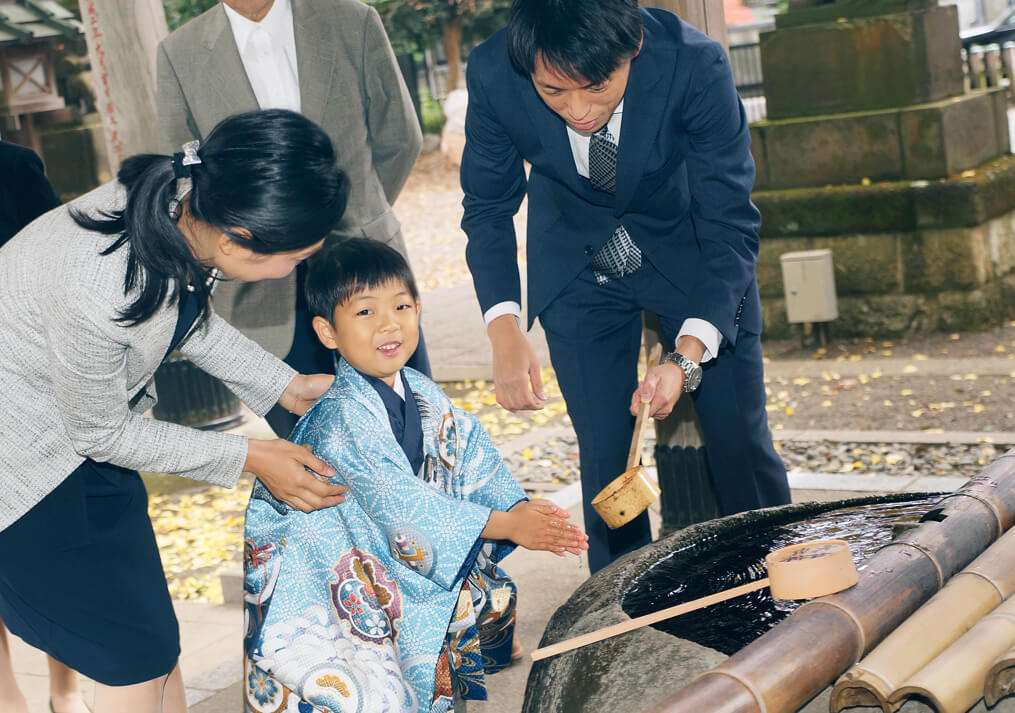 冷たい水で手を洗う男の子