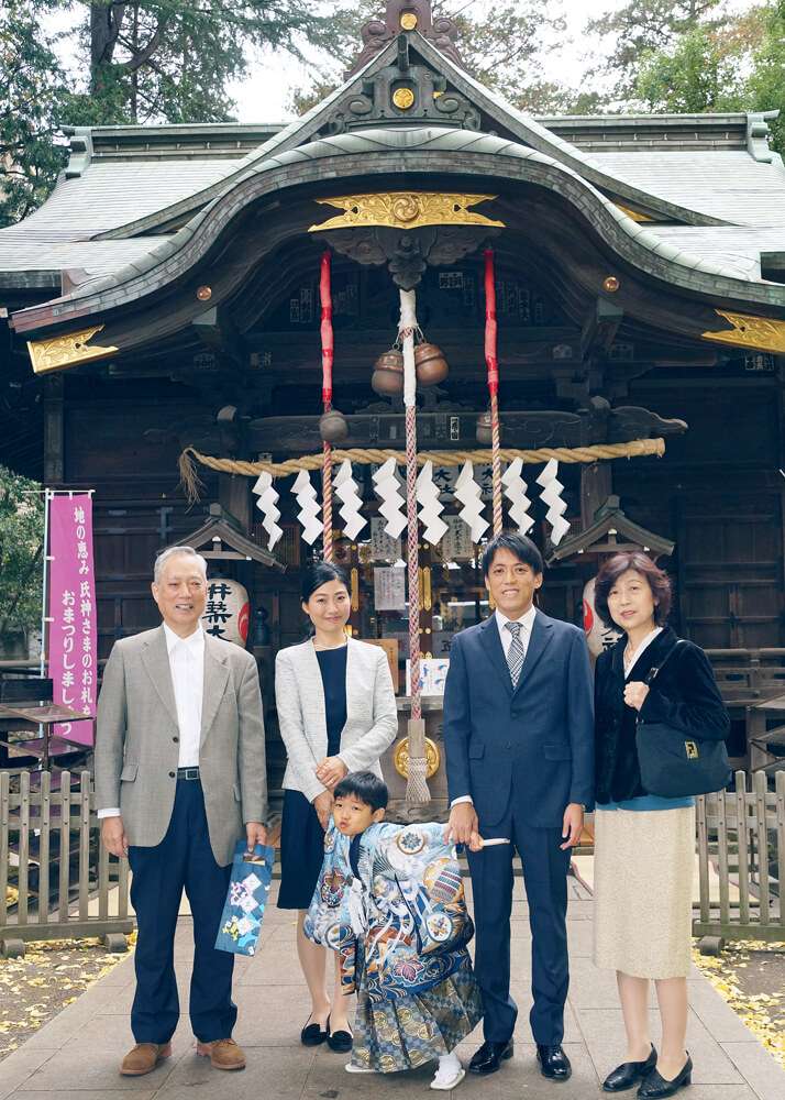 杵築大社の拝殿前で七五三の集合写真