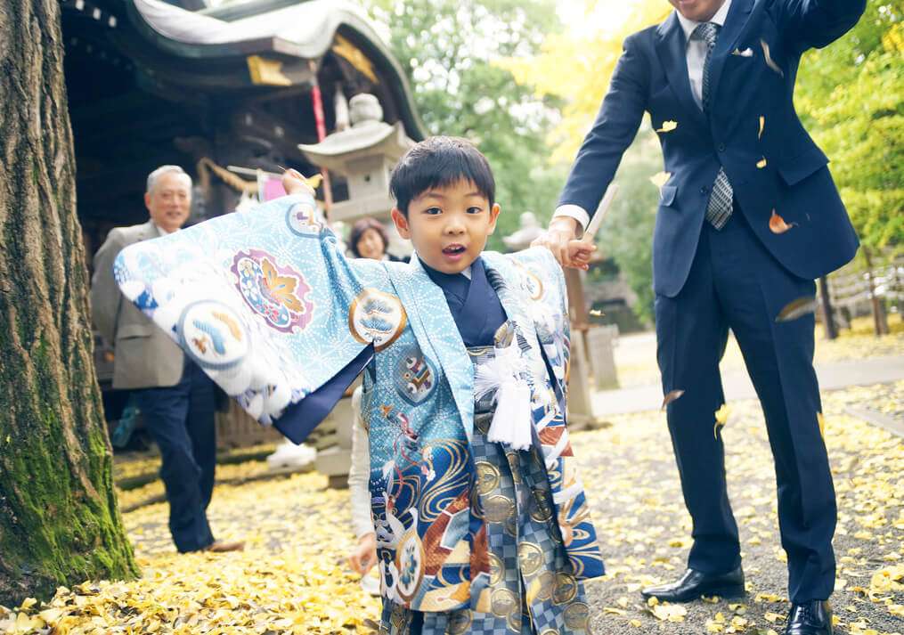 杵築大社のイチョウを集める男の子