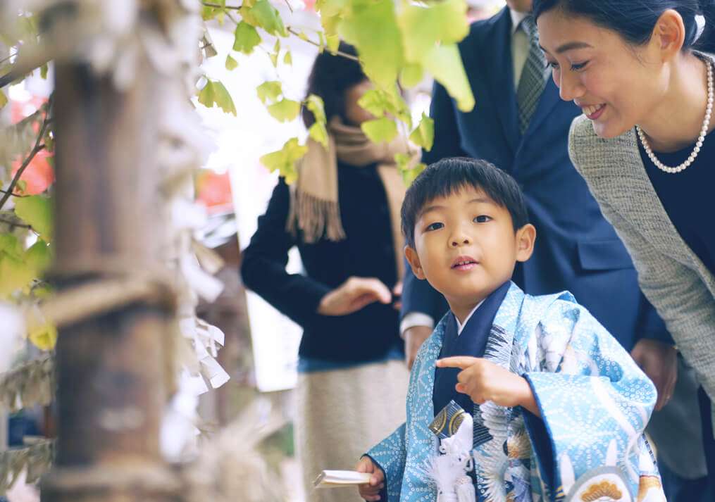 杵築大社のおみくじをやる七五三の男の子