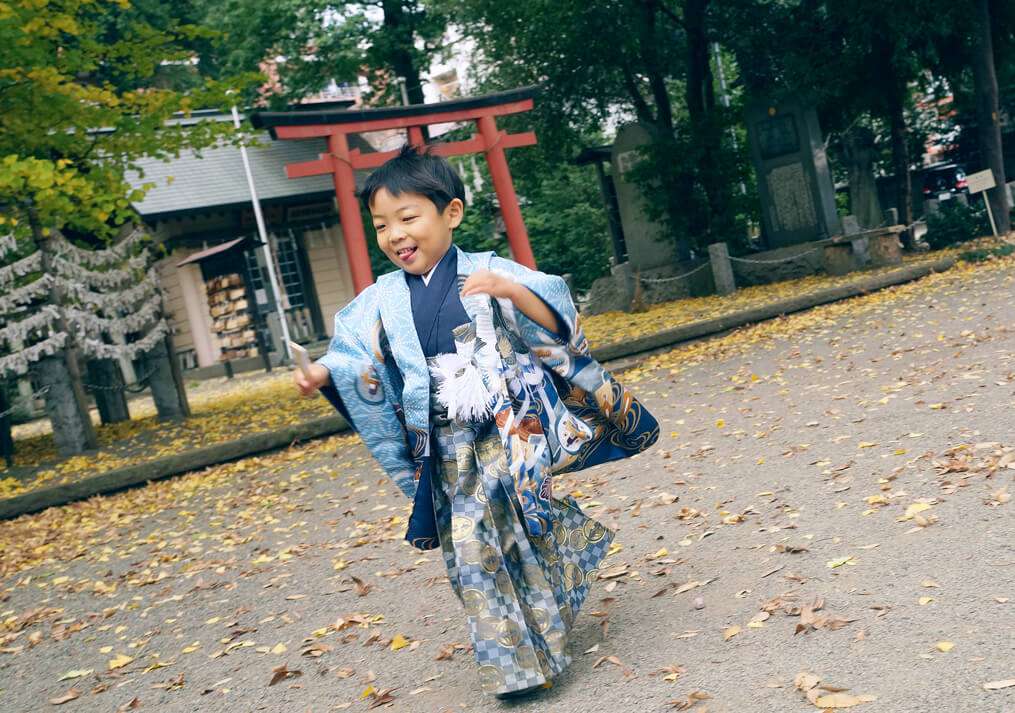 杵築大社の参道を走る七五三の男の子