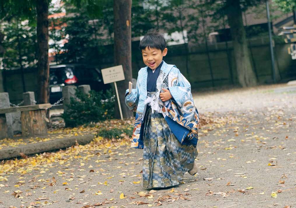 運動靴に履き替える男の子