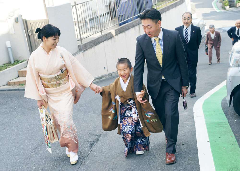 神社へ向かう家族