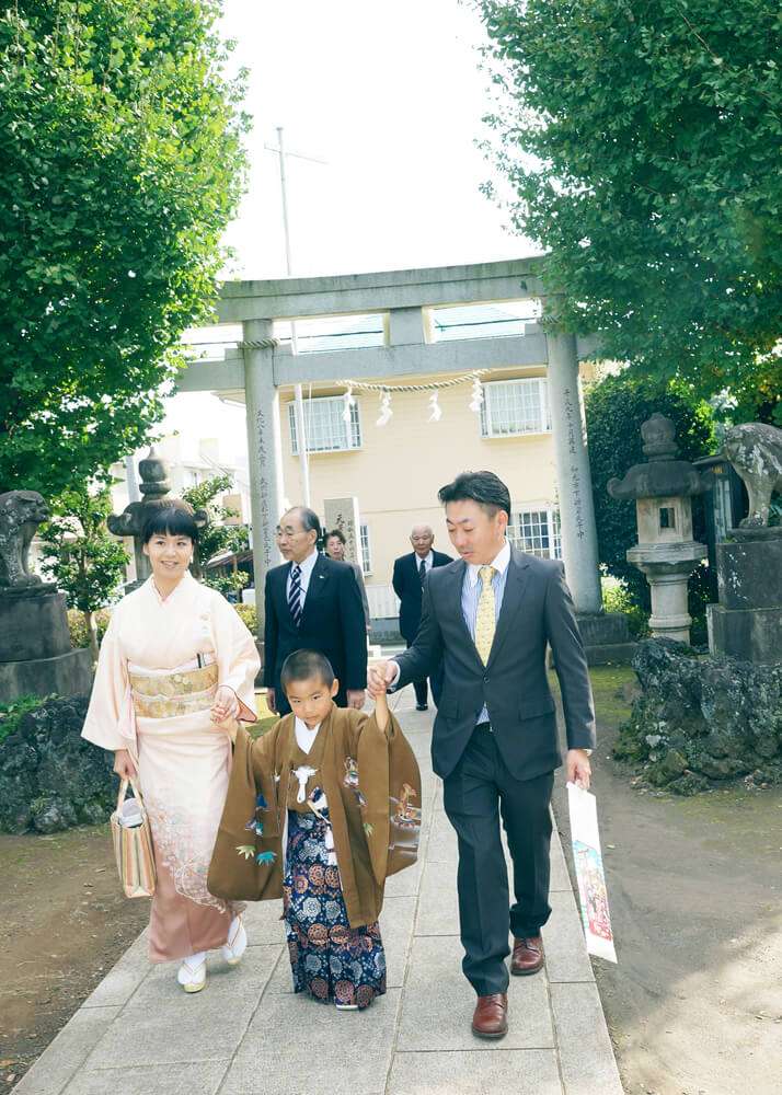 埼玉県和光市下新倉氷川八幡神社の参道を歩く家族