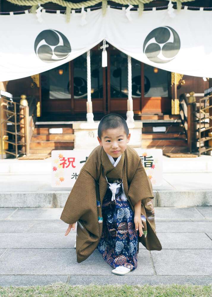 埼玉県和光市下新倉氷川八幡神社の本殿前で5歳の男の子