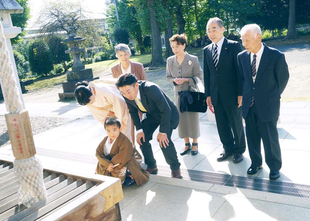 座り込む男の子